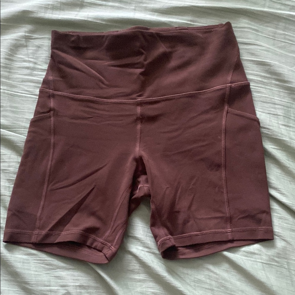 Align high-rise shorts 6” in the colour Java